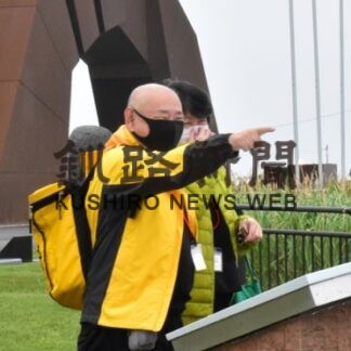 洋上慰霊 出港中止　荒天予想され停泊船内で(2022-08-03)