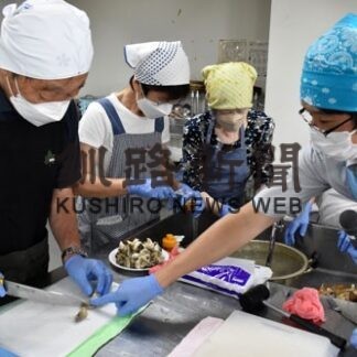 釧路のツブで料理に挑戦　長期滞在者向け教室　(2022-08-31)