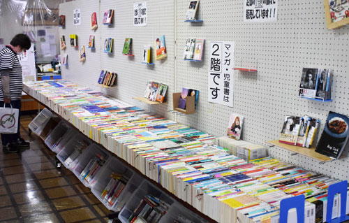 古本6000冊並ぶ 標茶町図書館(2022-08-28)