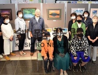 パステル画の魅力感じて　小泉さん、生徒ら作品展　(2022-08-07)