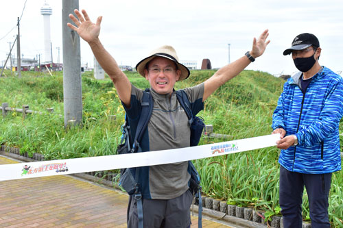 石原さん、徒歩で日本列島往復 30年かけ根室で笑顔のゴール(2022-08-14)