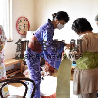 浴衣の着付け方法指導　姦し会が無料講習会(2022-08-05)