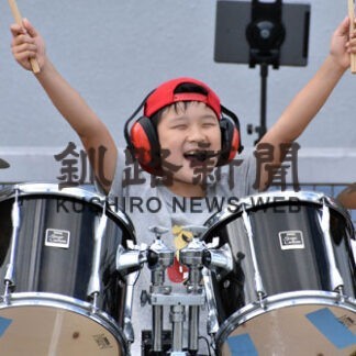 村井さん ドラム演奏披露　札幌在住、標津で路上パフォーマンス(2022-08-27)