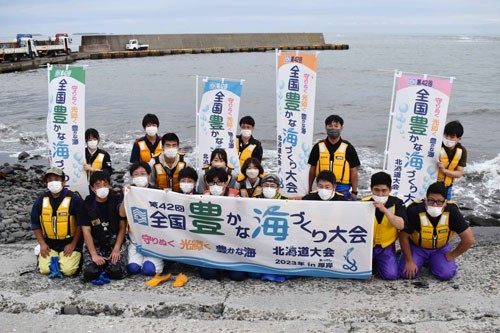 海づくり大会へ機運醸成 マツカワをリレー放流_1(2022-08-31)