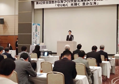 海づくり大会へ機運醸成 マツカワをリレー放流_2(2022-08-31)