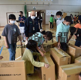 段ボールベッド作り力合わせ　鳥取西小で防災学習(2022-09-14)