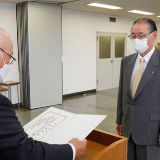 石垣氏に当選証書　根室市長選、市選管が付与(2022-09-17)