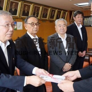 車椅子やベビーカー、こども遊学館に寄贈　釧根地区バス協会(2022-09-25)