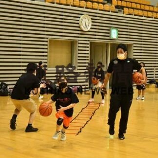 高いレベルでバスケ指導　レバンガ教室、小中学生が参加(2022-09-18)