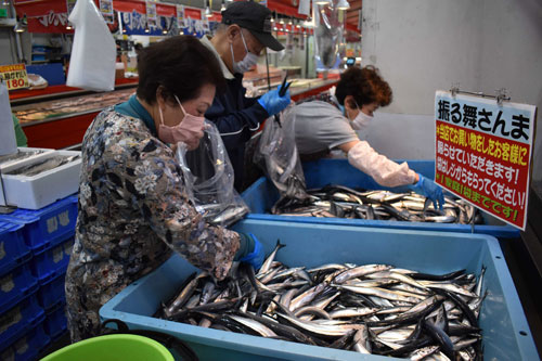 今季初の振る舞いサンマ 鮮魚店「魚信」(2022-09-29)