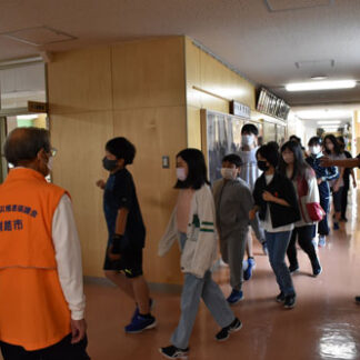 巨大地震に備え避難訓練　釧路鶴野小が町内会と連携、保護者らも参加(2022-09-10)