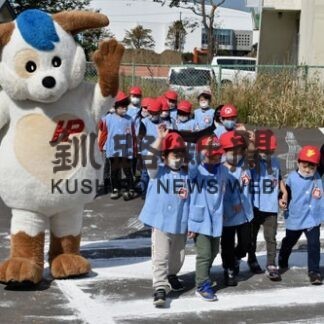 正しく横断歩道渡ろう　釧路署がひまわり幼稚園で安全教室(2022-09-28)
