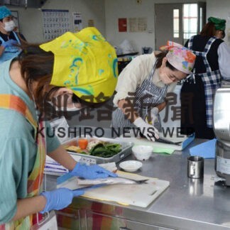 おさかな教室でヒメマス料理に挑戦　地元水産物もっと知って(2022-09-05)