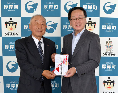 プレー時に役立てて 球場に電波時計寄贈(2022-09-30)