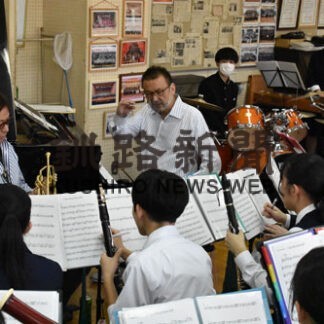 本番へプロの技伝授　　ジャズピアニスト椎名さん北陽高で(2022-09-29)