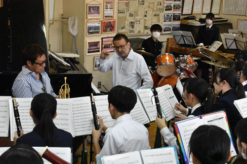 本番へプロの技伝授 ジャズピアニスト椎名さん北陽高で(2022-09-29)