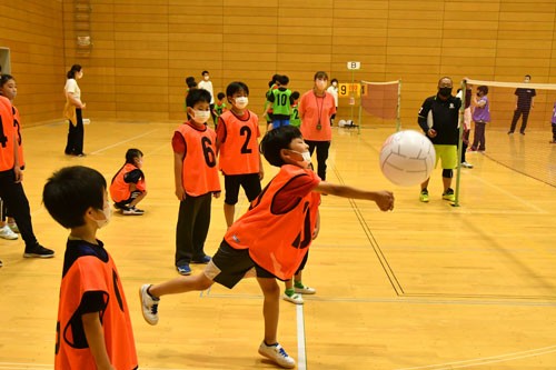 他競技の少年団と交流 ミニバレーや玉入れ楽しむ(2022-09-20)