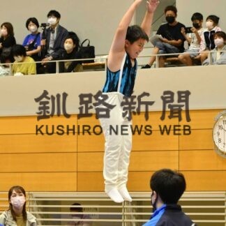 小中高生が空中技競う　市体育祭トランポリン(2022-09-25)
