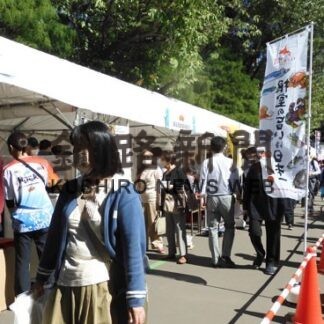 根室特産求め長蛇の列　赤れんが庁舎前で直送市(2022-09-23)