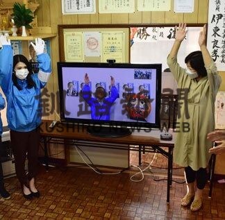 根室市長選　石垣氏が無投票再選　コロナ療養中、自宅で万歳(2022-09-05)