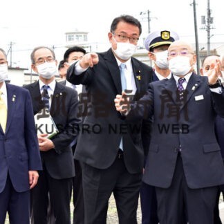 岡田北方担当相が北方領土視察「思った以上に近い」(2022-09-29)
