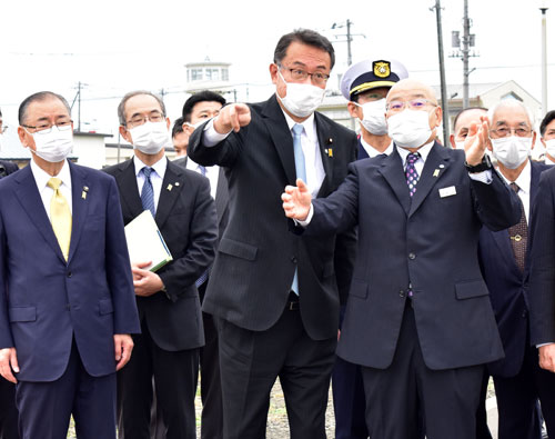 岡田北方担当相が北方領土視察「思った以上に近い」(2022-09-29)