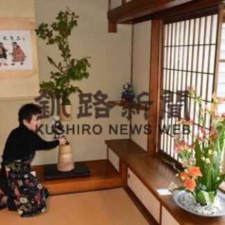 室内の雰囲気で創作、秋表現のいけばな展　未生流中山文甫会支部(2022-09-24)