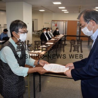 市民や議会に丁寧な説明を　旧統一教会集会参加、２団体が市に要請書(2022-09-07)