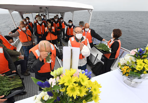 踏めぬ大地に思いはせ 羅臼洋上慰霊 (2022-09-18)