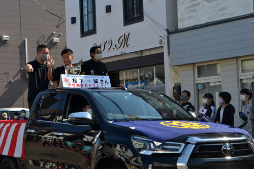 町民ら松下選手(白糠学園6年)祝福 全国バドミントン制覇でパレード (2022-09-30)
