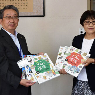 町教委に児童書寄贈　古本市実行委(2022-09-17)