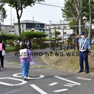 青葉小スクールゾーンで釧路署取り締まり(2022-09-13)