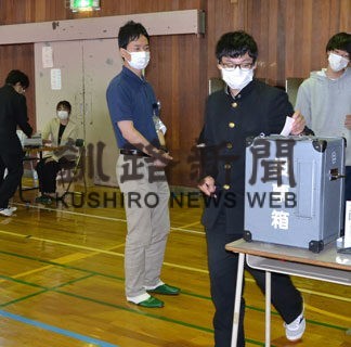 １票の重さ実感　釧路東高３年生が模擬選挙(2022-10-01)