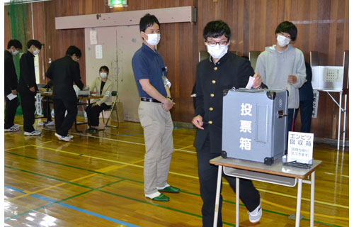 1票の重さ実感 釧路東高3年生が模擬選挙(2022-10-01)
