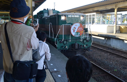ノロッコ号で夕日楽しんで　釧路―塘路間２０日から３日間運行(2022-09-17)