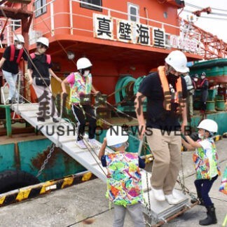 児童ら道路工事や魚礁製造現場見学　真壁建設(2022-09-03)