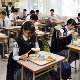 標茶高で給食スタート　希望者１４４人「おいしい」(2022-09-13)