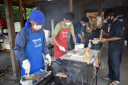 炭火焼きステーキに行列 阿寒丹頂の里まつり(2022-09-20)