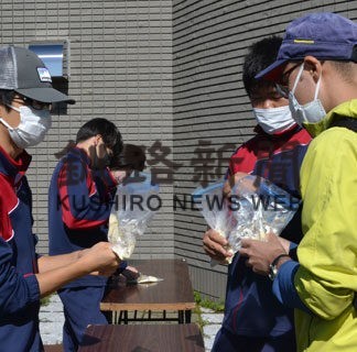 霧多布高生が体験型研修　パン作りや湿原散策(2022-09-27)