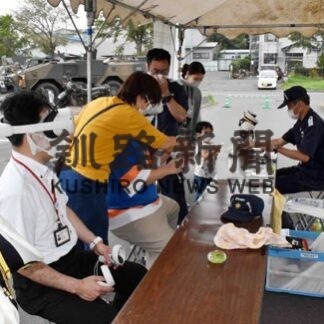 段ボールベッド設置に挑戦　避難所体験フェア_1(2022-09-21)