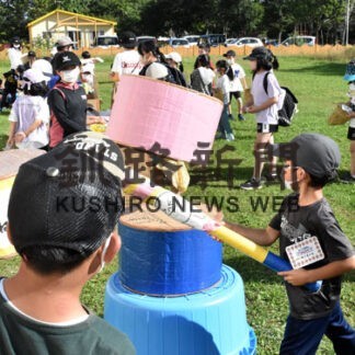 抽選会の景品に笑顔　各児童館でイベント(2022-09-13)