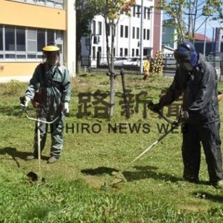 共栄小敷地内や周囲の草刈り作業　森本商会地域貢献(2022-09-18)