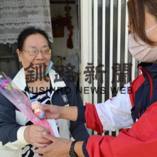 ヤクルトレディーが高齢者に花手渡す(2022-09-16)