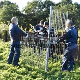 シカ襲う野犬捕獲用の大型わな設置(2022-09-15)