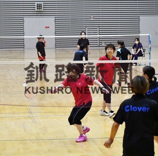 幅広い世代の女性ネット挟み熱戦　バドミントン防火杯(2022-10-31)