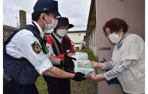 詐欺と交通事故に気を付けて 根室署とヤクルト合同啓発(2022-10-25)