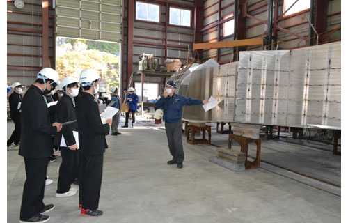 国内屈指のアルミ造船間近で 小中学生が運上船舶見学(2022-10-25)