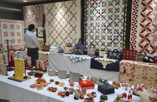 活動の集大成展示 キルト作品展30日まで(2022-10-22)