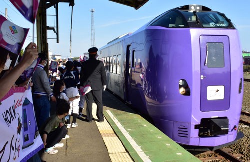 ひとめぐり号 根室駅初入線　道内周遊企画、乗客１５３人出迎え(2022-10-02)