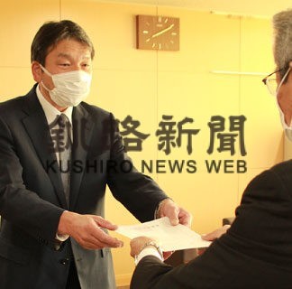 白糠学園須藤新校長に辞令交付　「地域に根差した教育を」(2022-10-25)